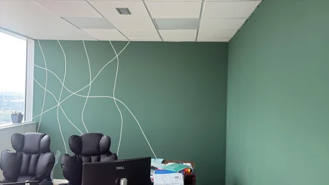 Parete verde con finitura pittorica decorativa a linee chiare
